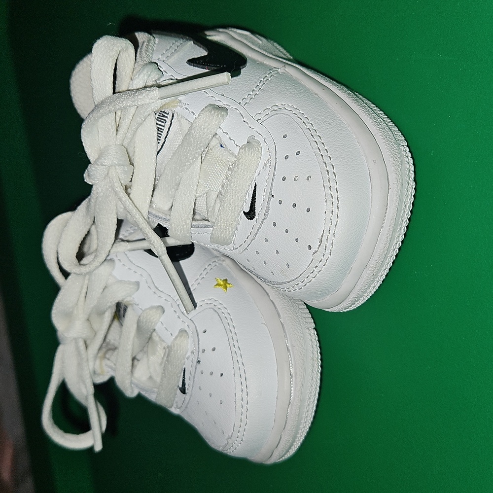 EUC Nike Force 1 LV8, Size 2C